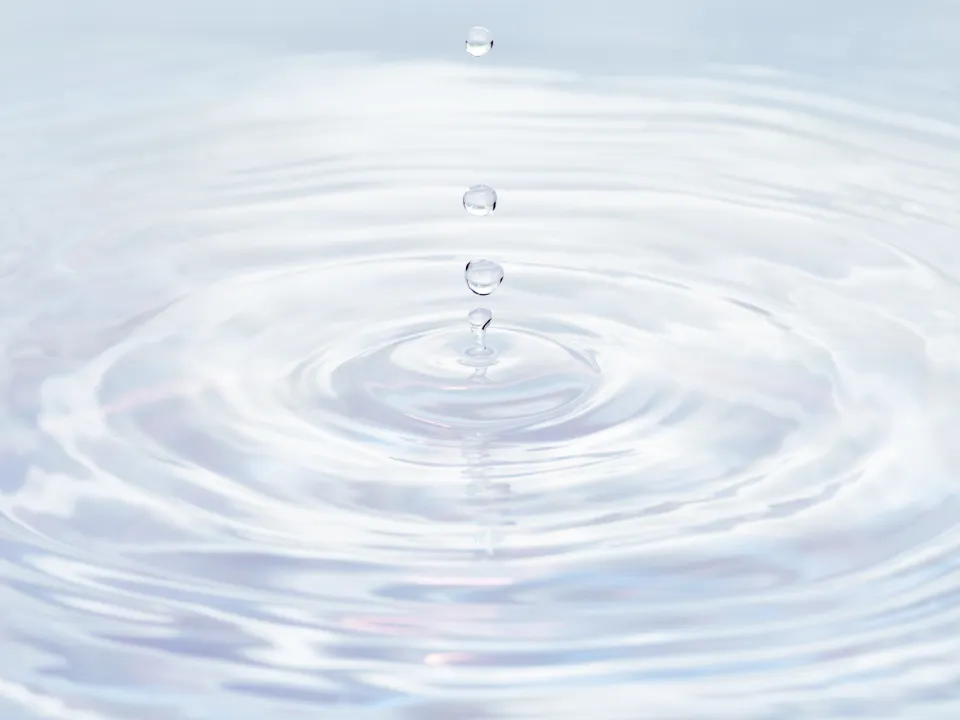 水面に落ちる水滴と広がる波紋