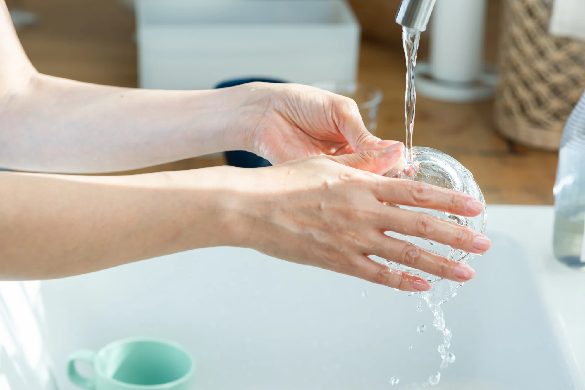 蛇口の水で手を洗う様子