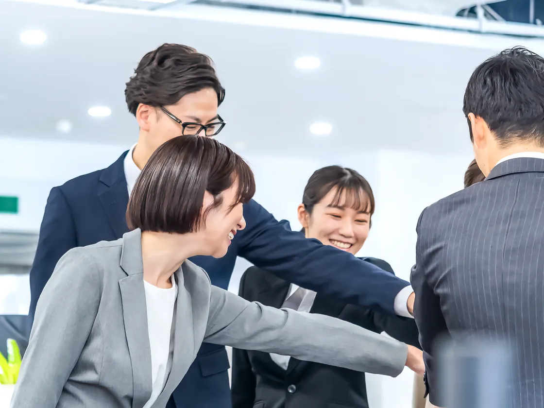オフィスで協力する社員の様子